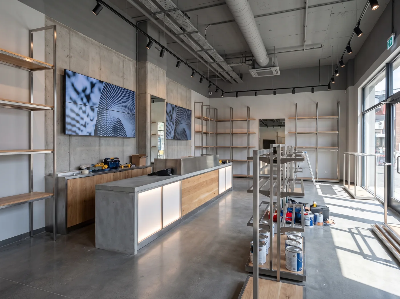 Montaje de mobiliario y equipamiento en un local comercial de Barcelona